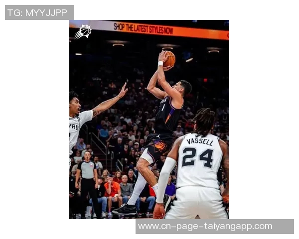 布克第三节状态火热10投6中狂砍16分4篮板4助攻连得12分助力球队反击 布克第三节状态火热10投6中狂砍16分4篮板4助攻连得12分助力球队反击